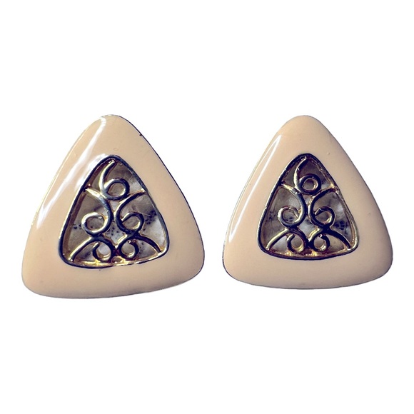 Vintage earrings with light pink enamel and gold centre. - Picture 1 of 3